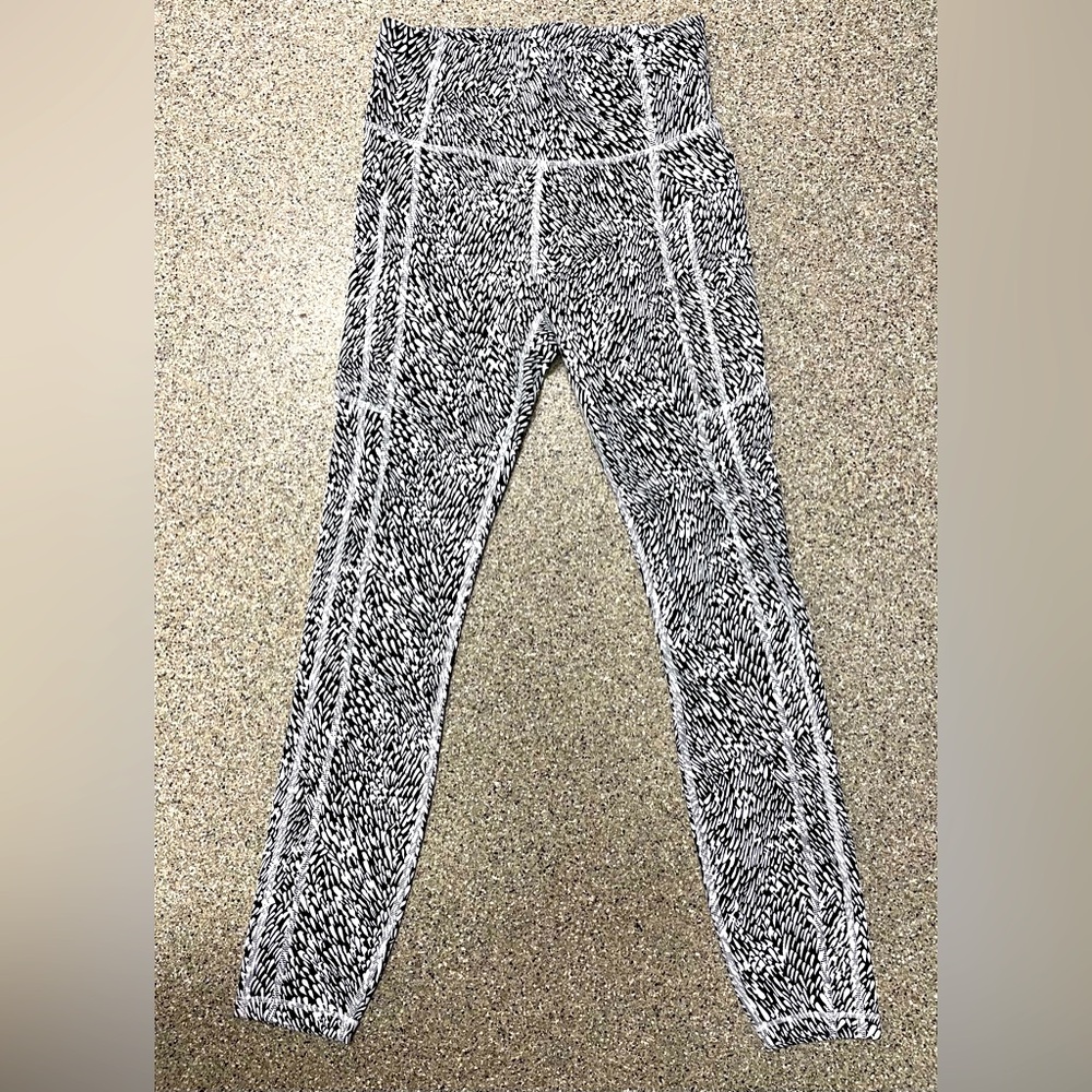 Athleta Ultimate Salutation Stash 7/8 Black & white Leggings Small Tall GUC
